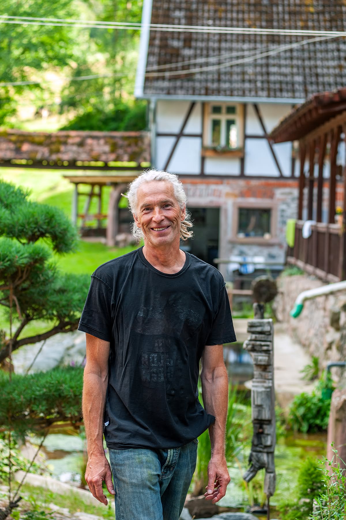 Gastgeber Henning Wittmann vor dem Fachwerkhaus des Gesäßhofs im Odenwald