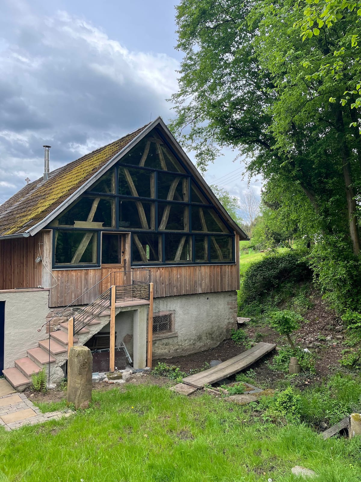 Scheune mit großem Glasgiebel und Fachwerk am Gesäßhof im Odenwald