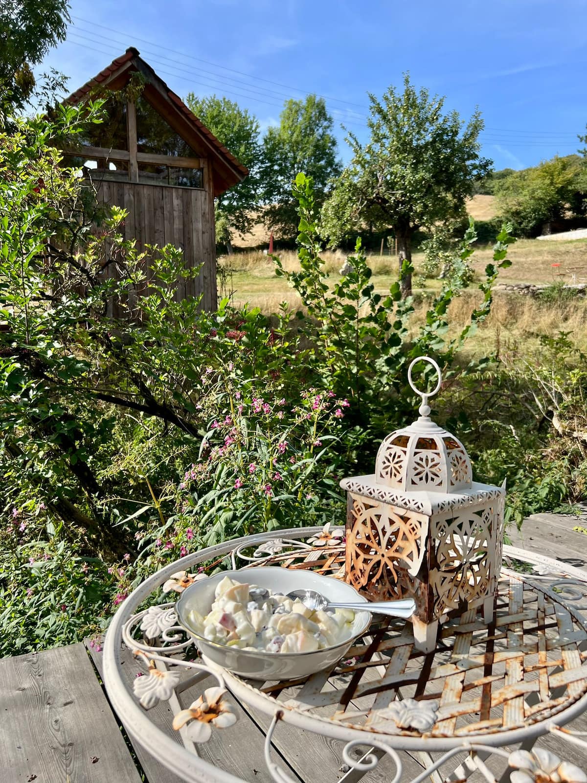 Feuerstelle mit Sitzplatz im Garten des Gesäßhofs im Odenwald