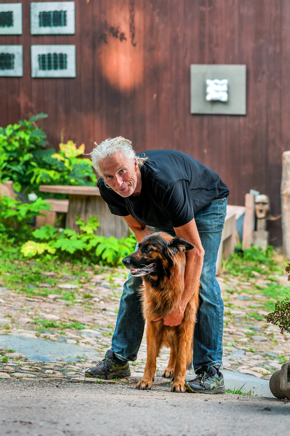 Henning Wittmann mit Schäferhündin Waja im Innenhof des Gesäßhofs