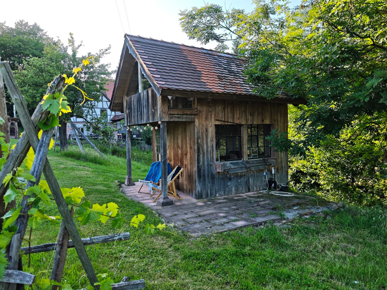 Gartenhäuschen mit Weinreben am Gesäßhof im Odenwald
